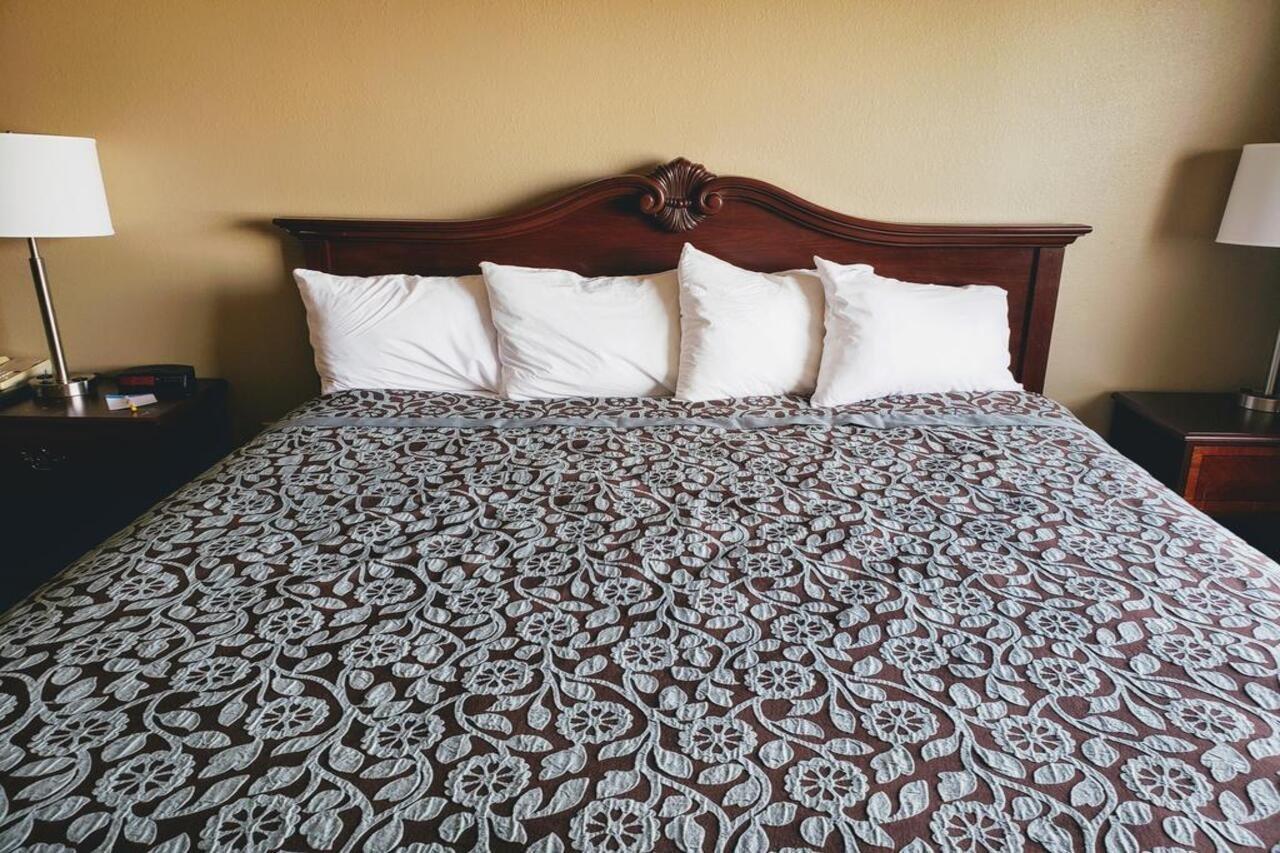 Days Inn & Suites By Wyndham Of Morris Екстериор снимка