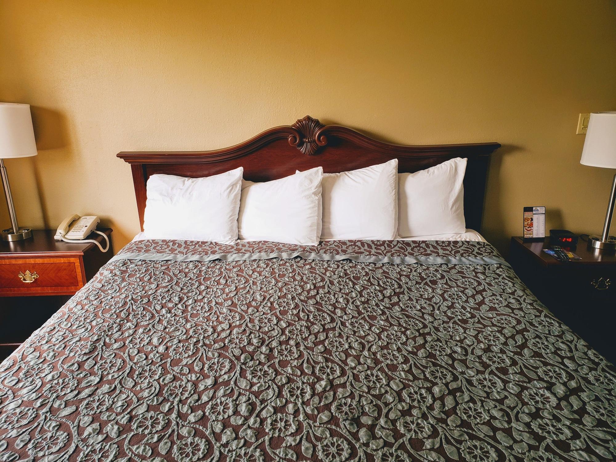 Days Inn & Suites By Wyndham Of Morris Екстериор снимка