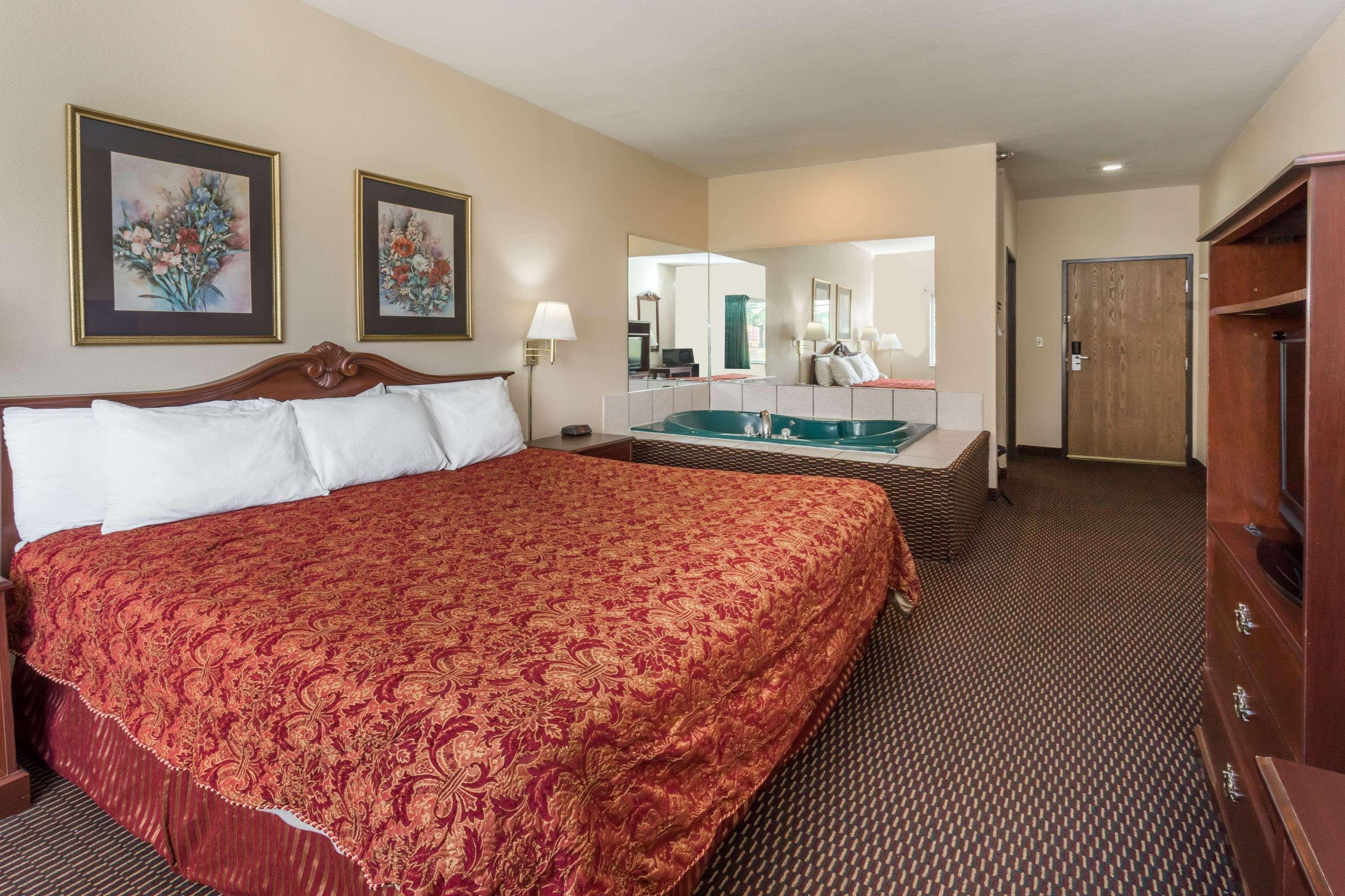 Days Inn & Suites By Wyndham Of Morris Екстериор снимка