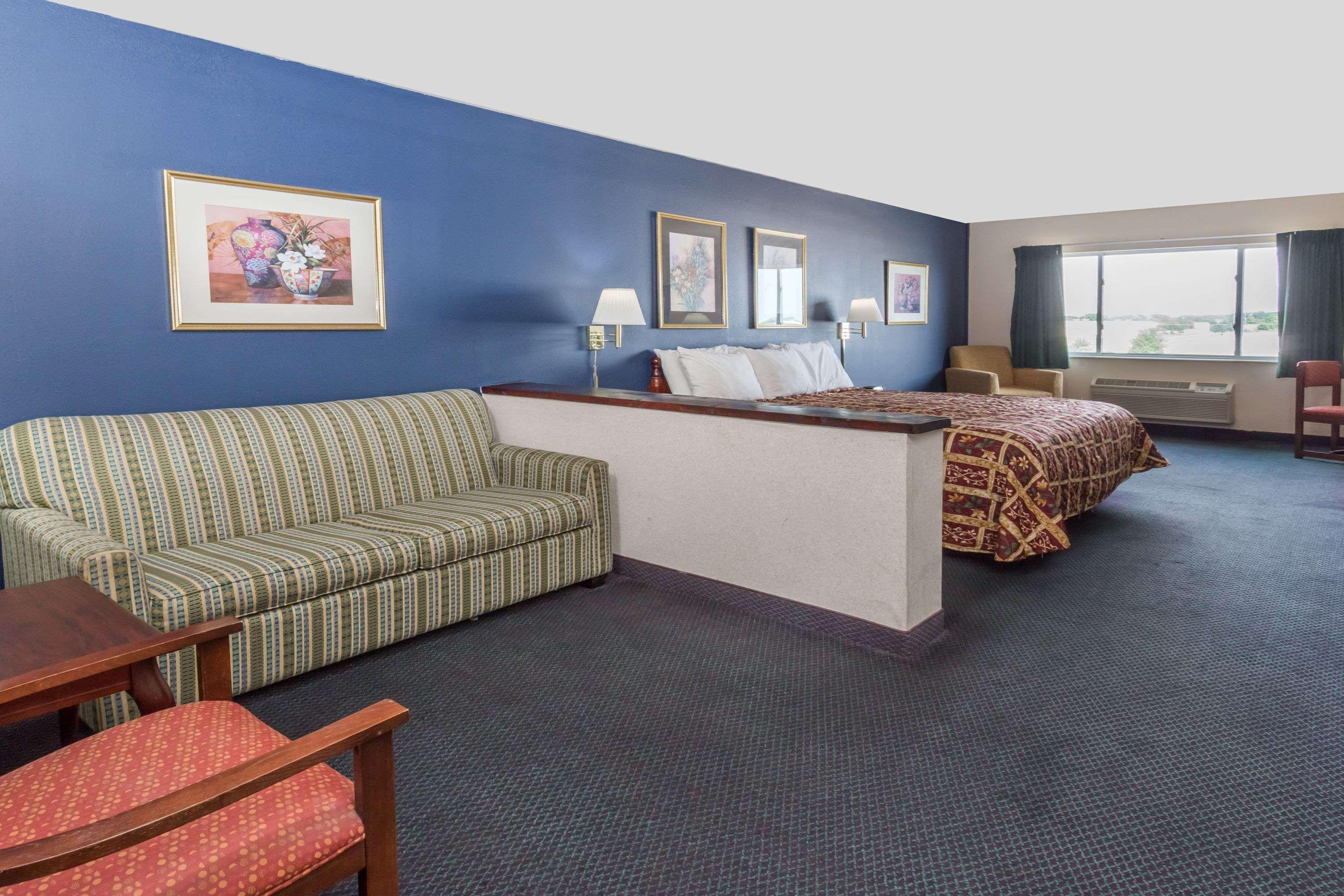Days Inn & Suites By Wyndham Of Morris Екстериор снимка