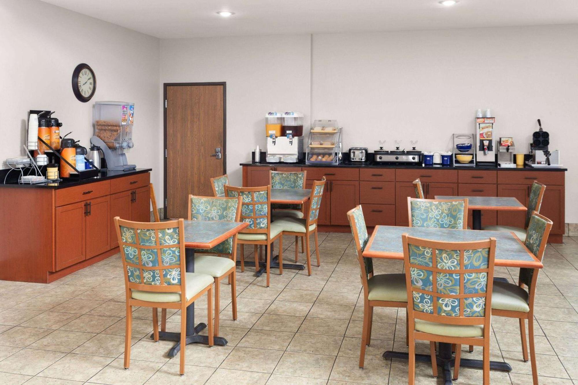 Days Inn & Suites By Wyndham Of Morris Екстериор снимка