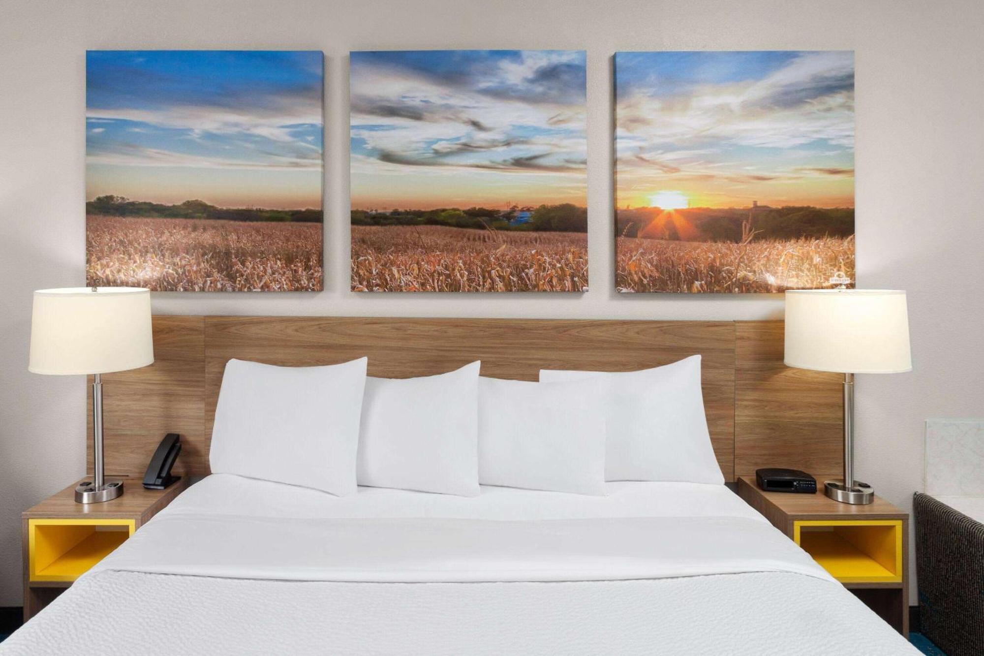 Days Inn & Suites By Wyndham Of Morris Екстериор снимка