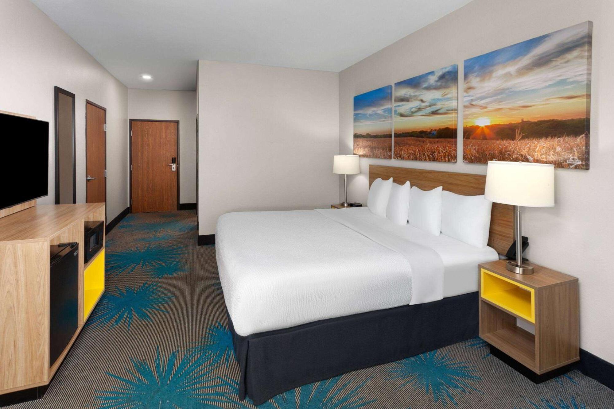 Days Inn & Suites By Wyndham Of Morris Екстериор снимка