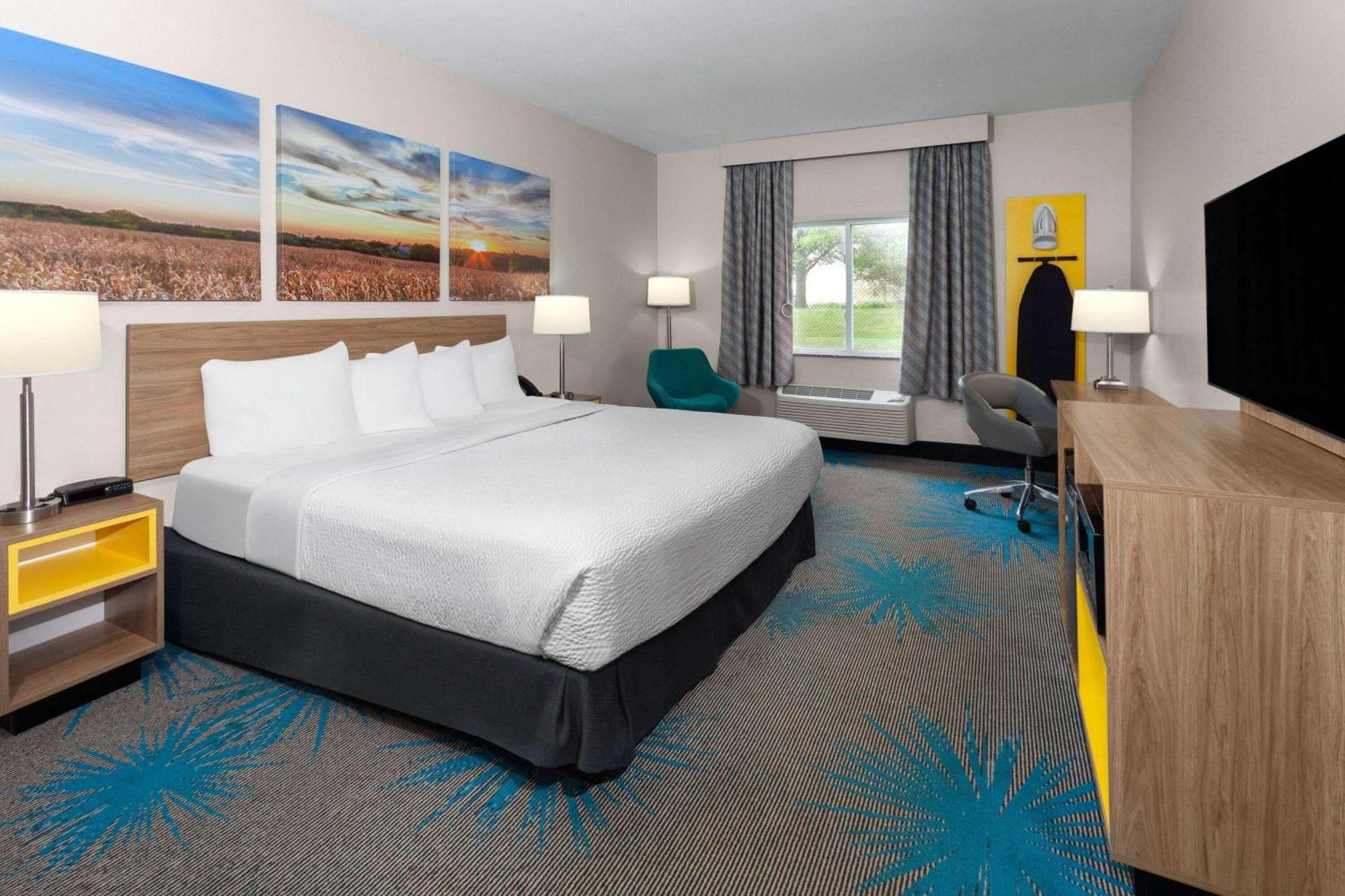 Days Inn & Suites By Wyndham Of Morris Екстериор снимка