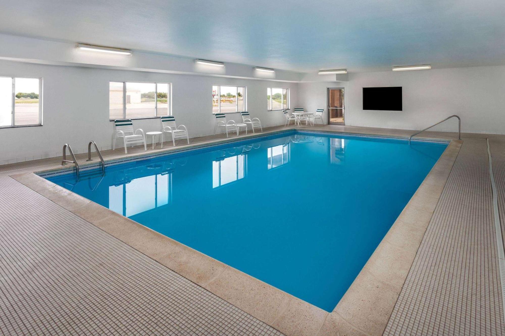 Days Inn & Suites By Wyndham Of Morris Екстериор снимка