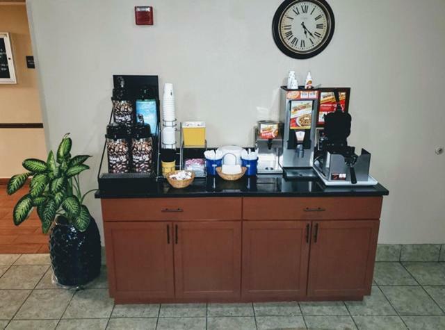 Days Inn & Suites By Wyndham Of Morris Екстериор снимка